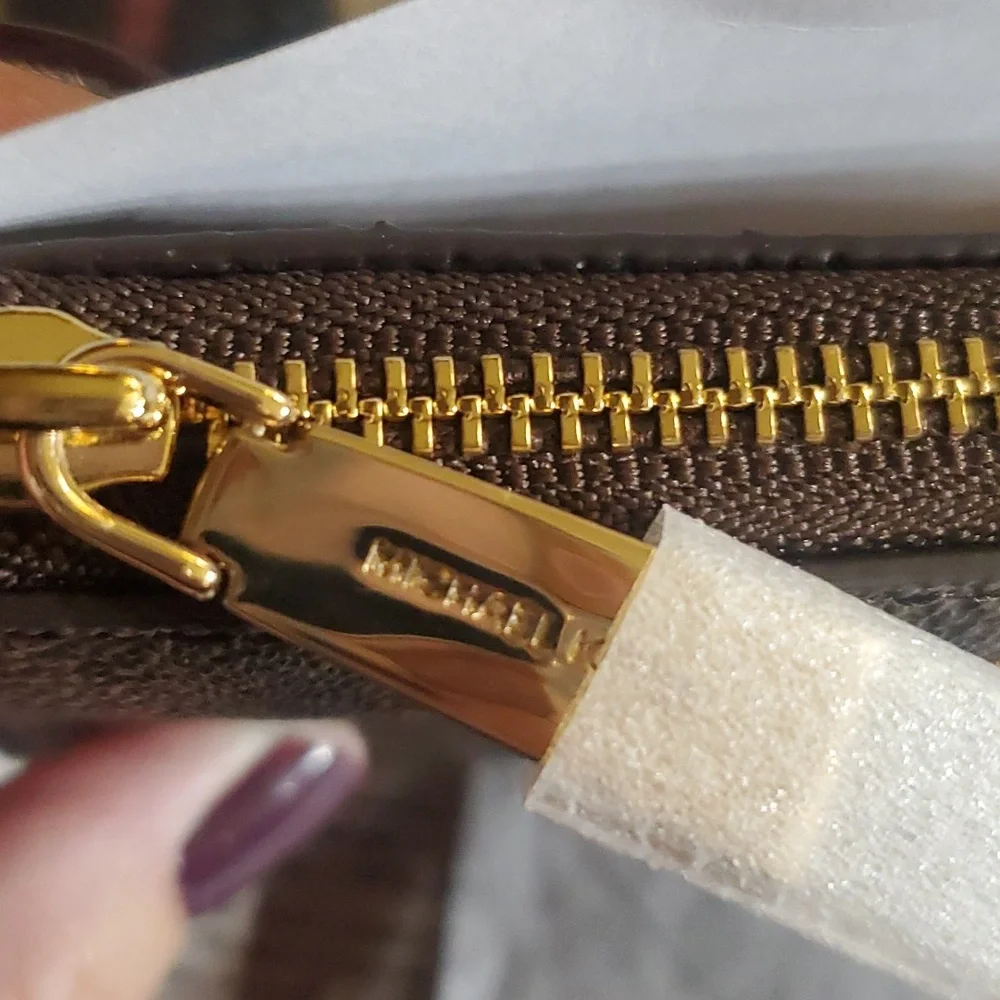 Michael Kor's jet set wallet - Picture 6 of 7